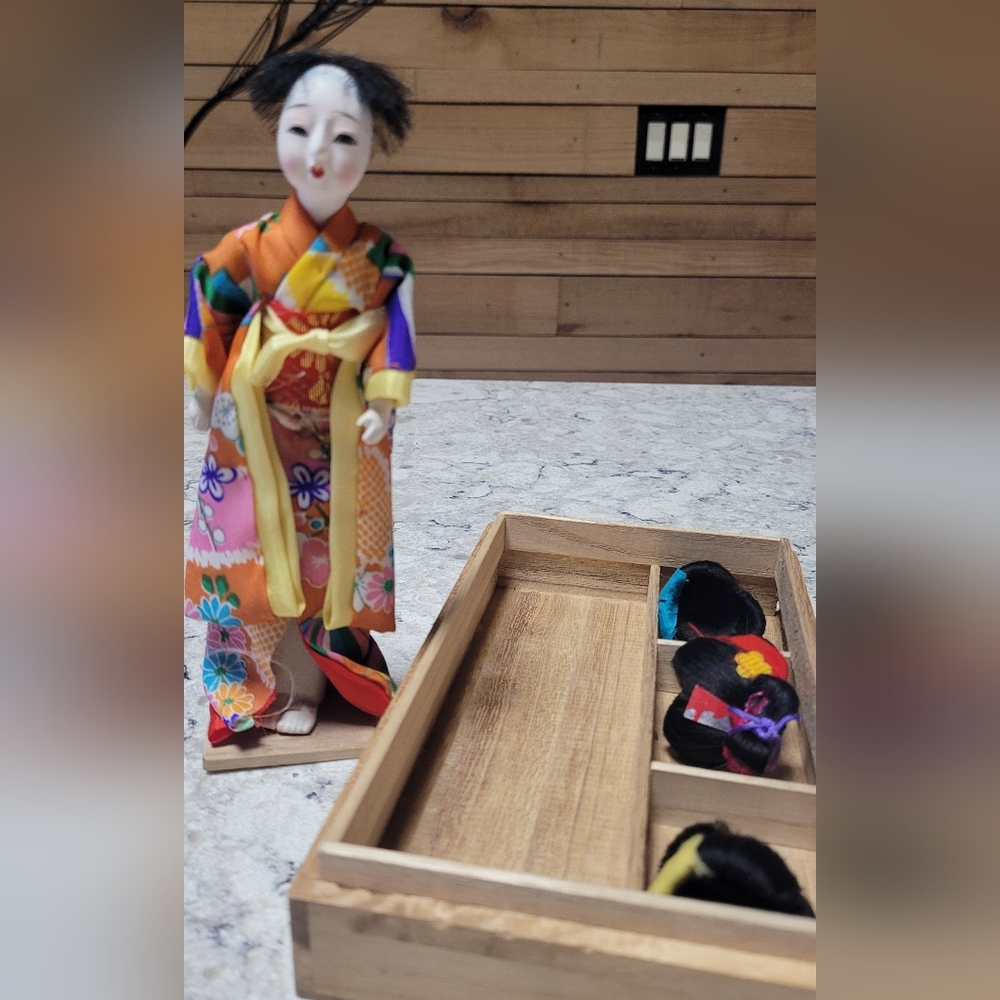 Vintage Katsuraningyo Japanese Doll with Wigs - Picture 3 of 6